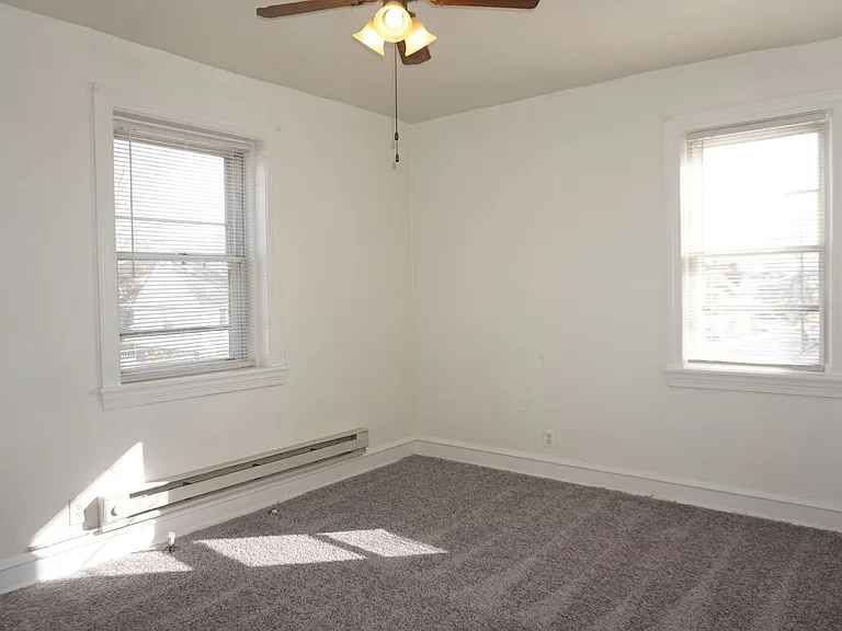 Montrose Apartments — Photo 15