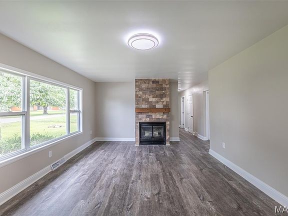 4th image of 1901 Seifert Dr