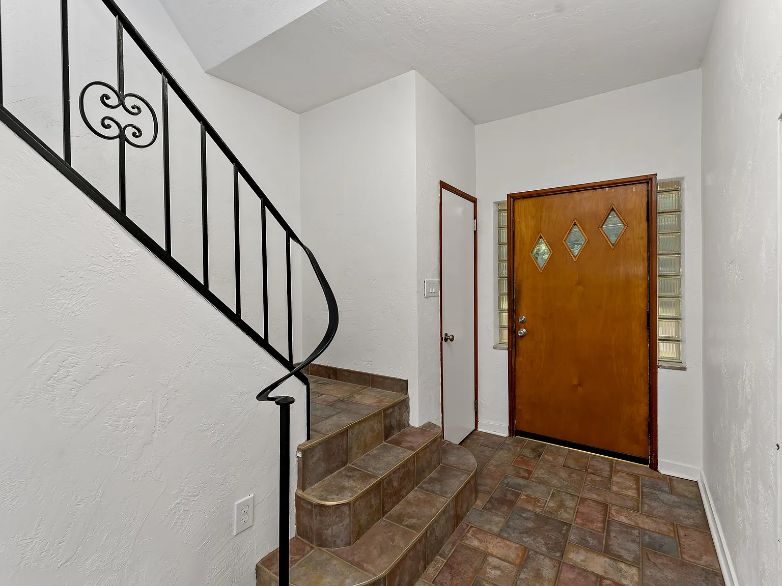 4 bed, 2.5 bath, 2026 sqft, $2,600 — Photo 1