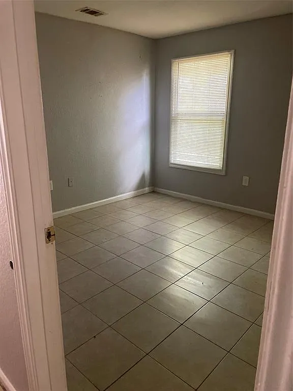 3 bed, 1011 sqft, $1,550 — Photo 3