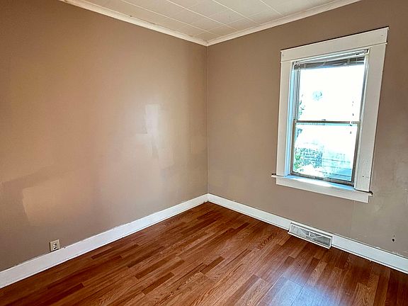 4th image of 2407 Davenport Ave