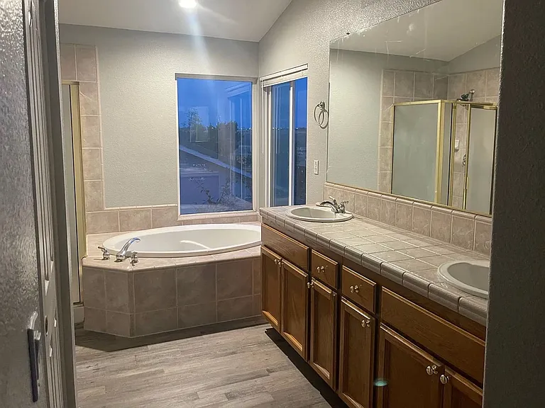 1437 Mayfield St — Photo 4