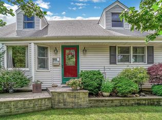 35 Cedar Dr, Massapequa, NY 11758