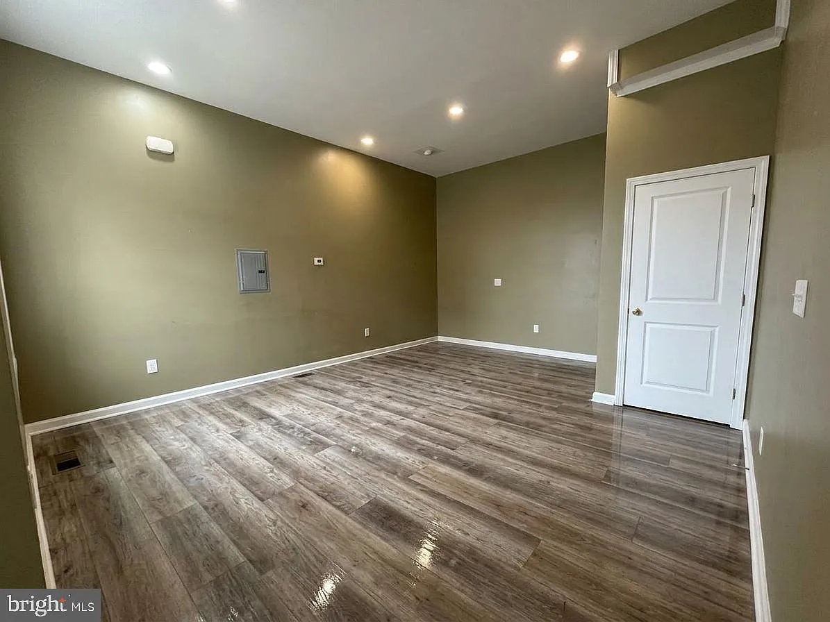 3 bed, 1.0 bath, 1612 sqft, $1,750 — Photo 1