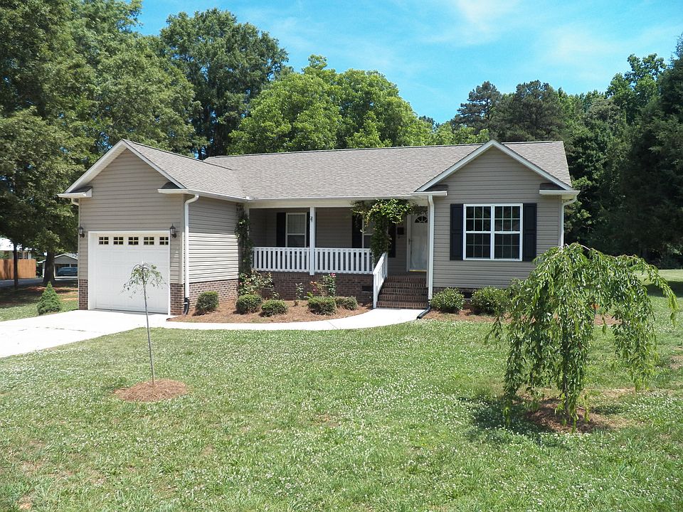 3BD/2BA, corner lot