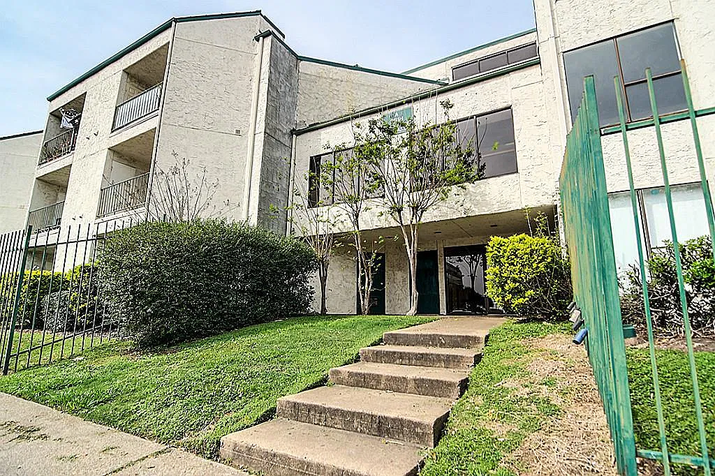 2818 S Bartell Dr — Photo 2