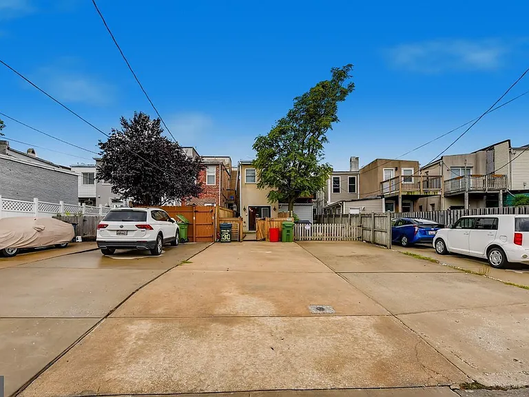 130 W Ostend St — Photo 29