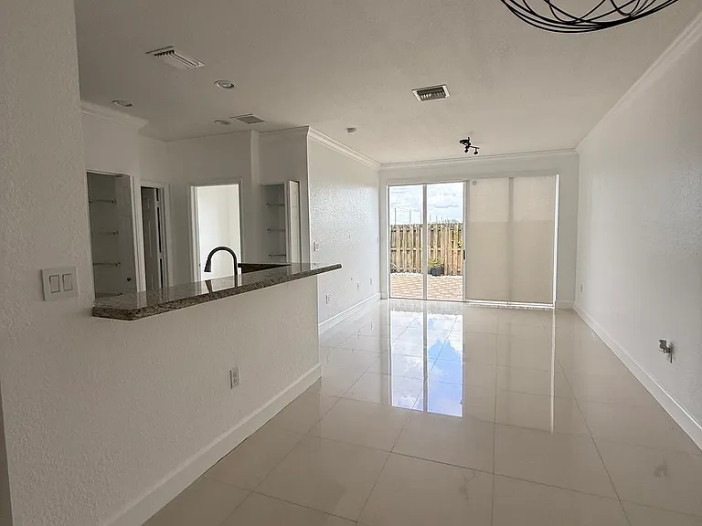 7140 SW 166th Pl — Photo 3