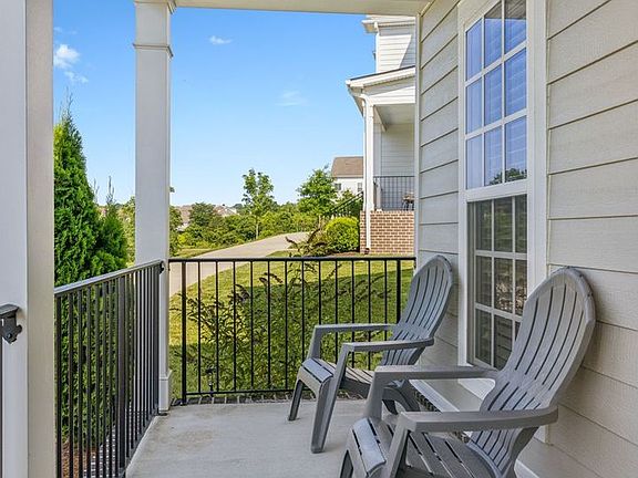 5th image of 1012 Stoneleigh Ln