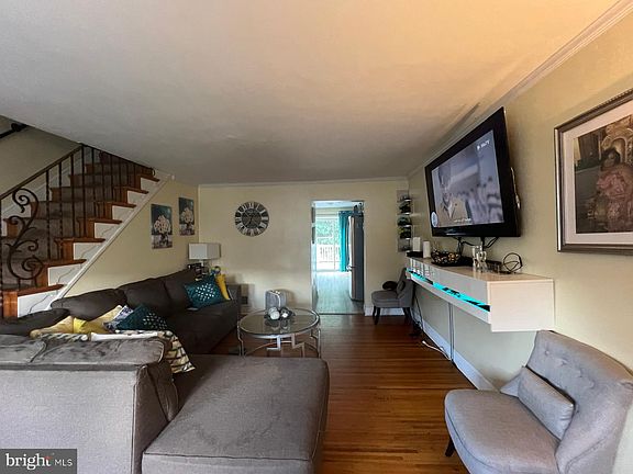 3rd image of 2219 Bond Ave