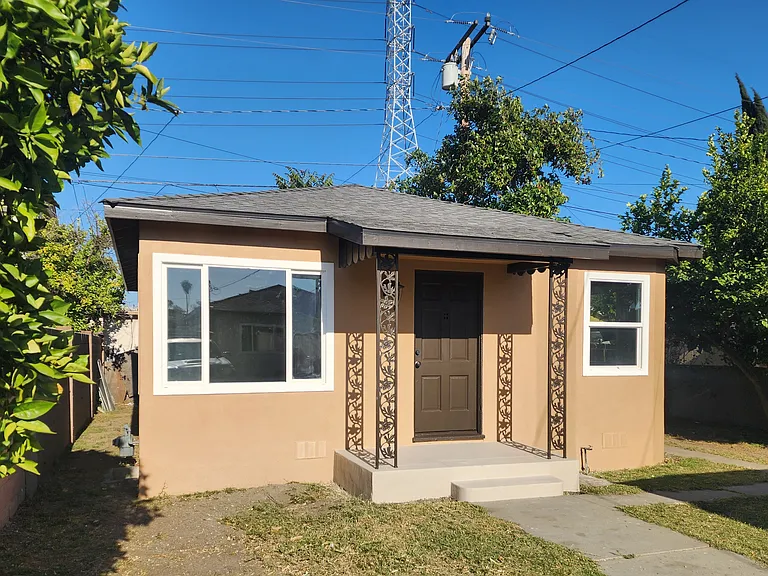Elizabeth Ave — Photo 1