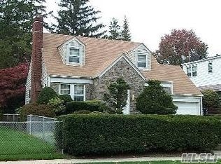 543 Cedar St, Uniondale, NY 11553