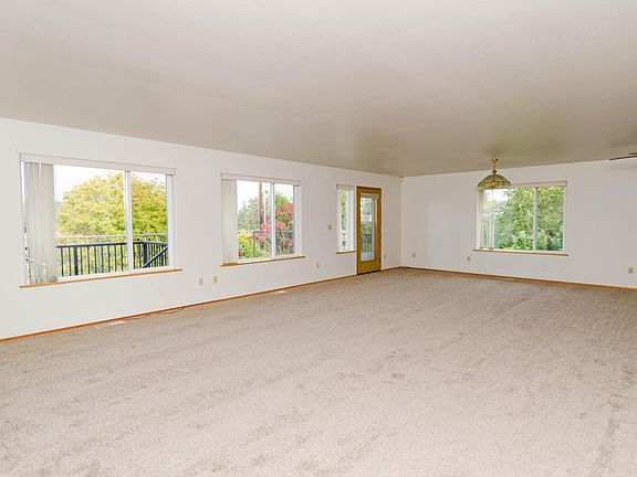 4th image of 16925 Larch Way