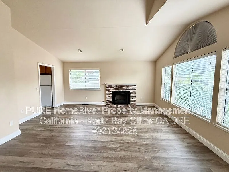 3 bed, 2.0 bath, 1430 sqft, $3,400 — Photo 3