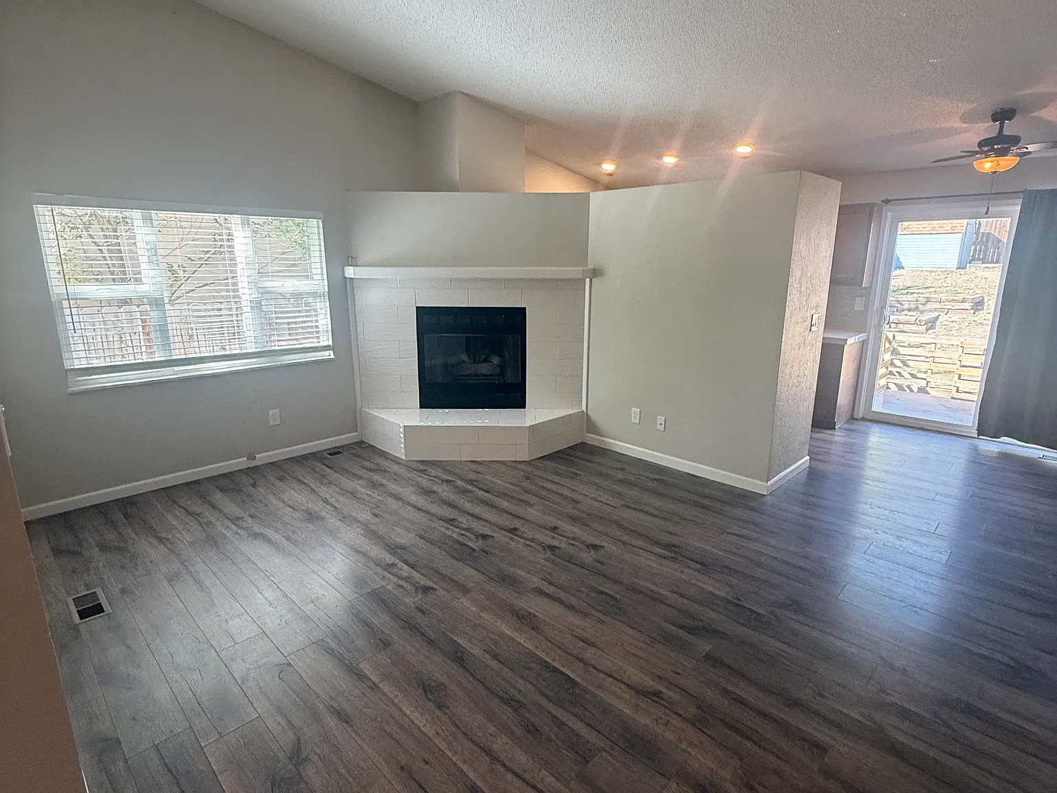 2 bed, 913 sqft, $2,100 — Photo 2