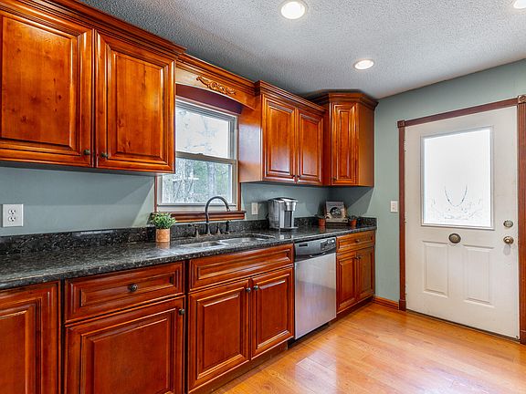 3rd image of 594 Rakestraw Rd