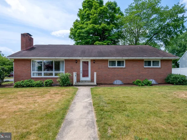 704 Locust St, Denver, PA 17517