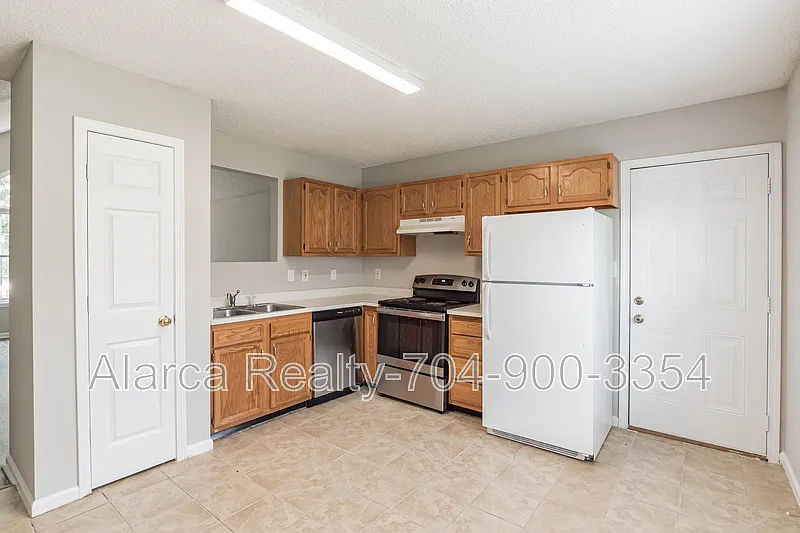 3 bed, 1204 sqft, $1,800 — Photo 3