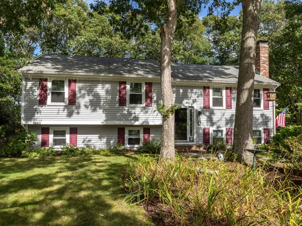 12 Pryer Dr, Bourne, MA 02532