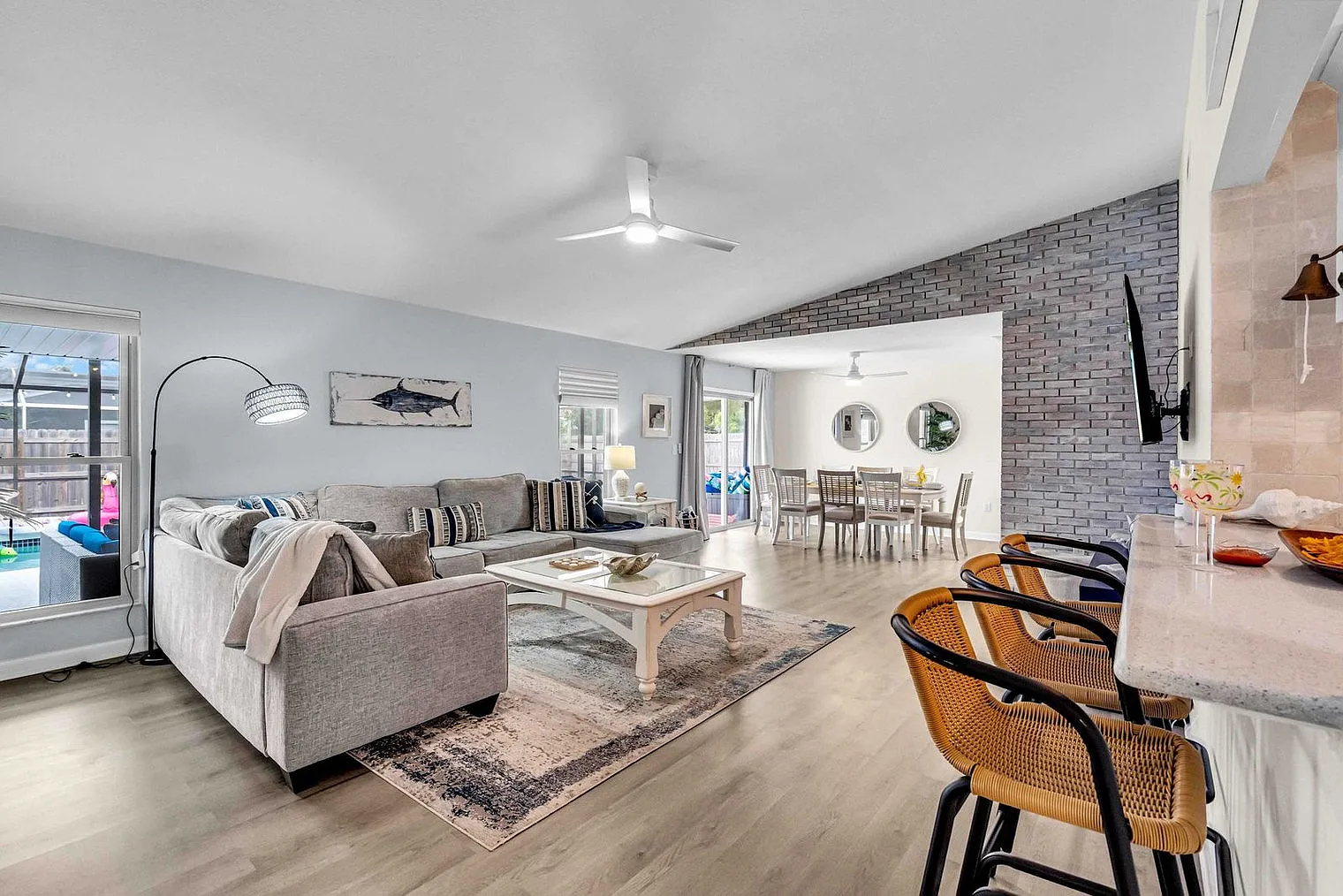 3 bed, 2.0 bath, $7,295 — Photo 2