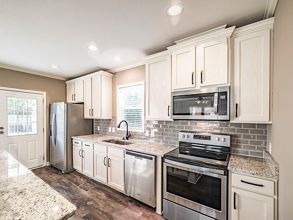 Bright & Spacious Kitchen