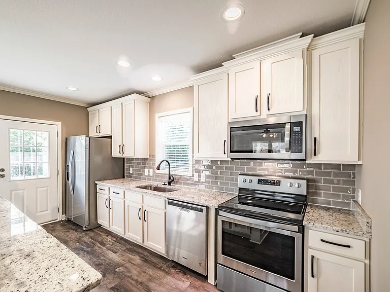 Bright & Spacious Kitchen