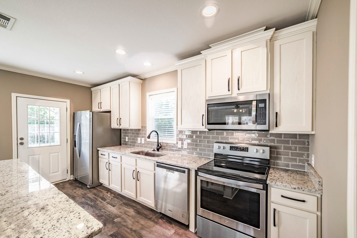 Bright & Spacious Kitchen