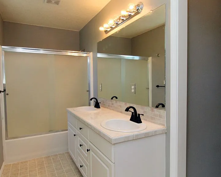 10722 NE 5th Ave — Photo 22