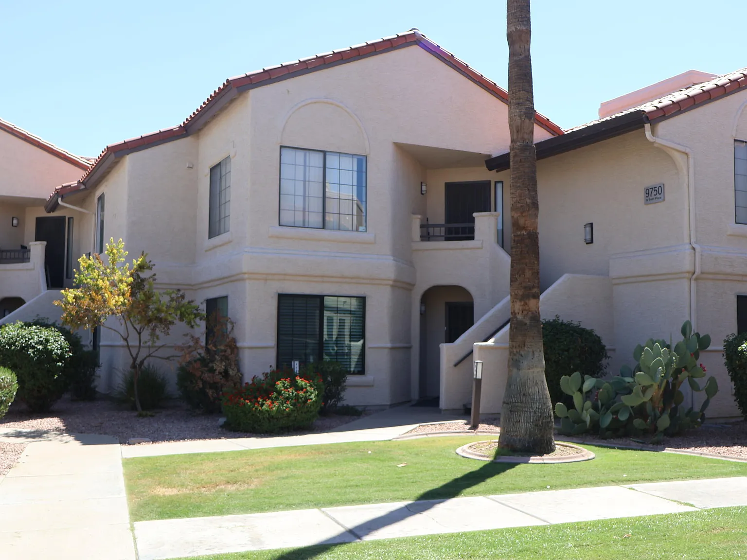 3 bed, 2.0 bath, 1318 sqft, $2,190 — Photo 2