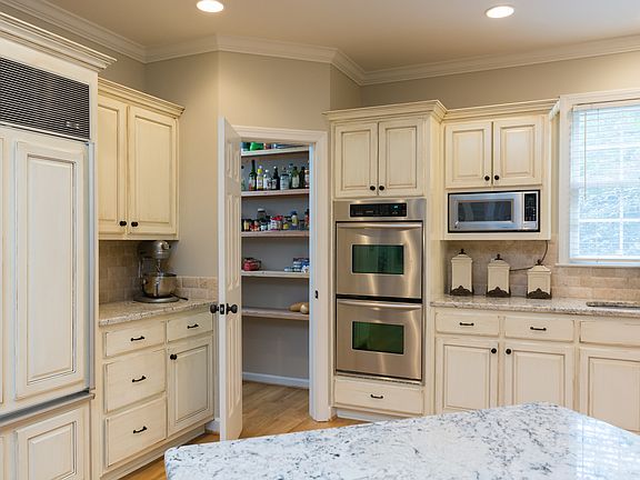 4th image of 325 Sharpe Ln