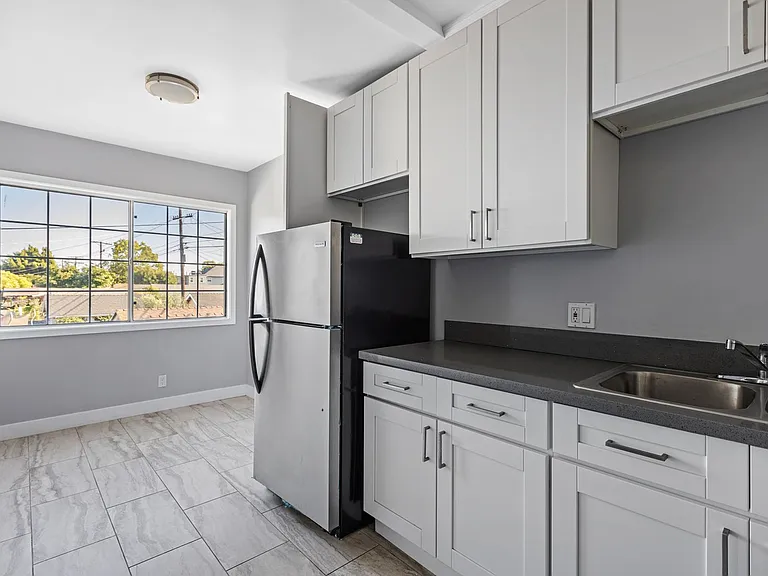 1608 W 42nd Pl — Photo 8