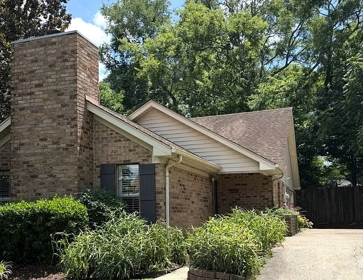 302 Hillside Ct — Photo 1