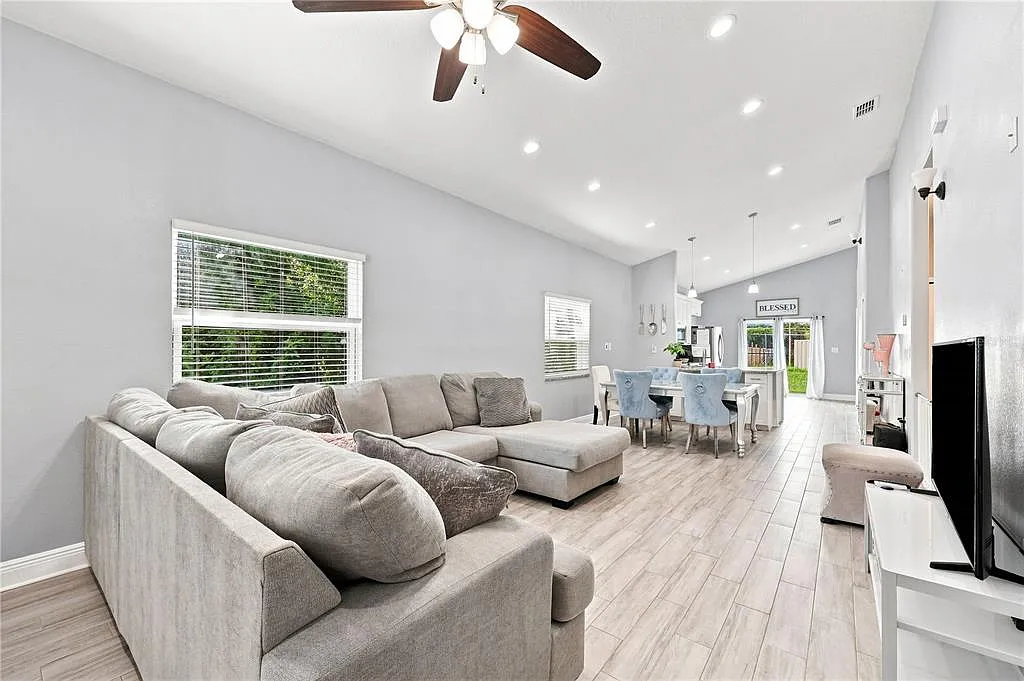 4 bed, 2.0 bath, 1702 sqft, $2,350 — Photo 4