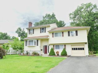 5 Edgebrook Dr, West Hartford, CT 06117