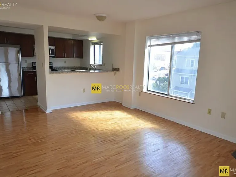 347 Franklin St — Photo 2