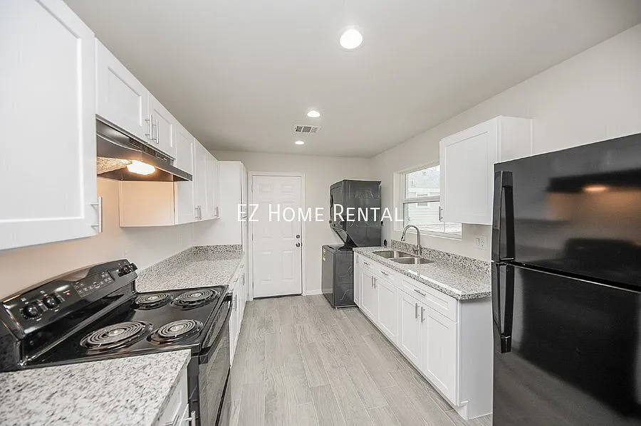Move-In Special - One Free Week! Renovated 2b/1b For $995/Mth. Available Now! — Photo 4