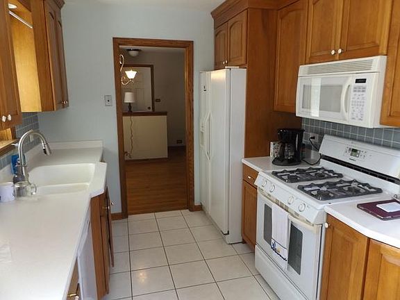 4th image of 831 N Fernandez Ave