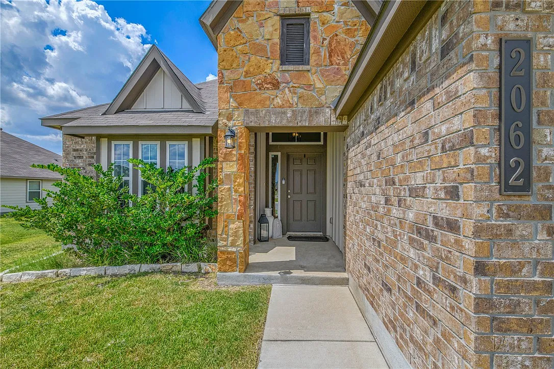 3 bed, 1690 sqft, $2,300 — Photo 3