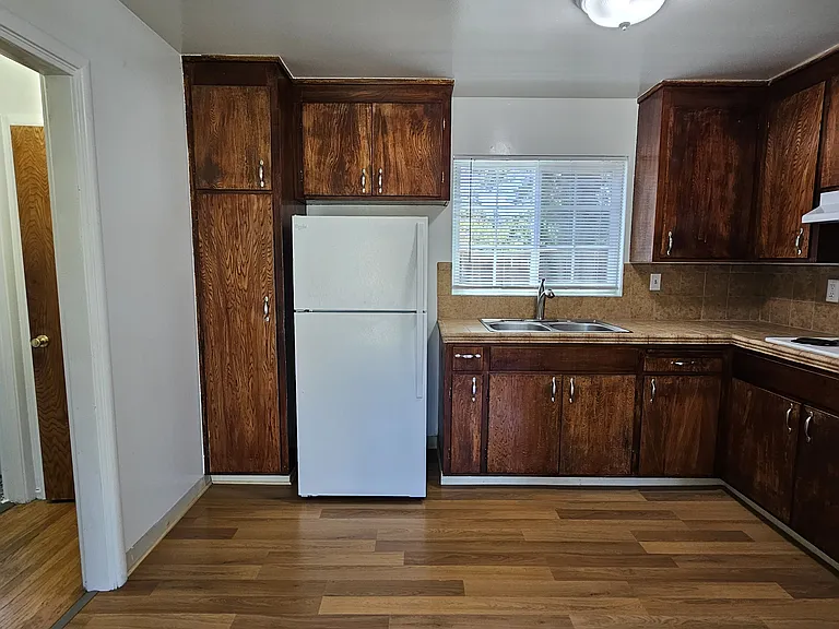 1425 Snow St — Photo 6