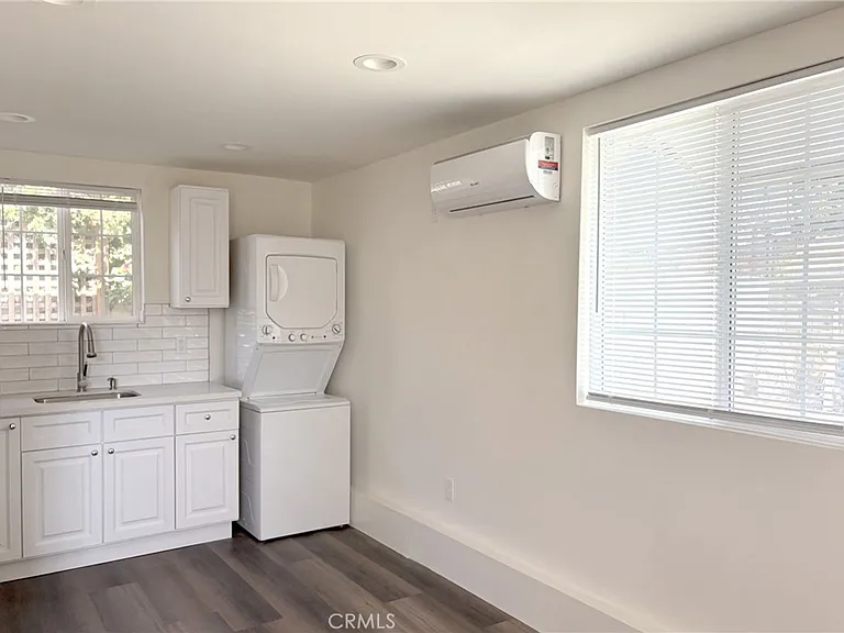 5610 Riverton Ave — Photo 2
