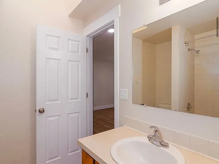 505 W 6th St — Photo 15