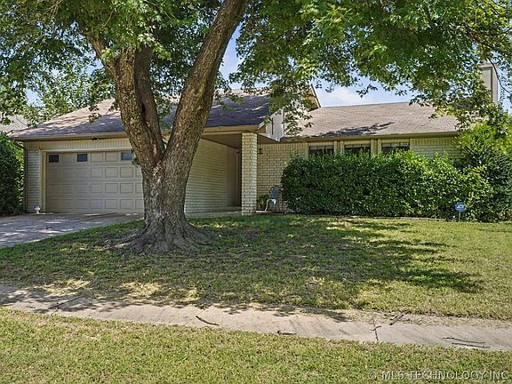 3rd image of 1108 W Vicksburg Pl