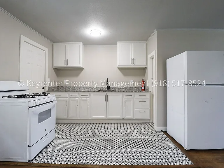 E Independence St Fourplex — Photo 10