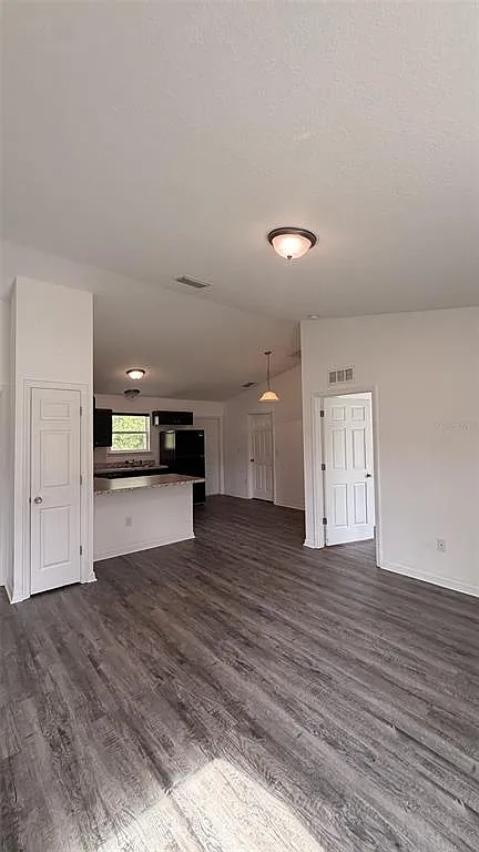 3 bed, 2.0 bath, 1014 sqft, $1,700 — Photo 3