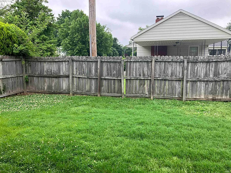 900 S Saint James Blvd — Photo 23