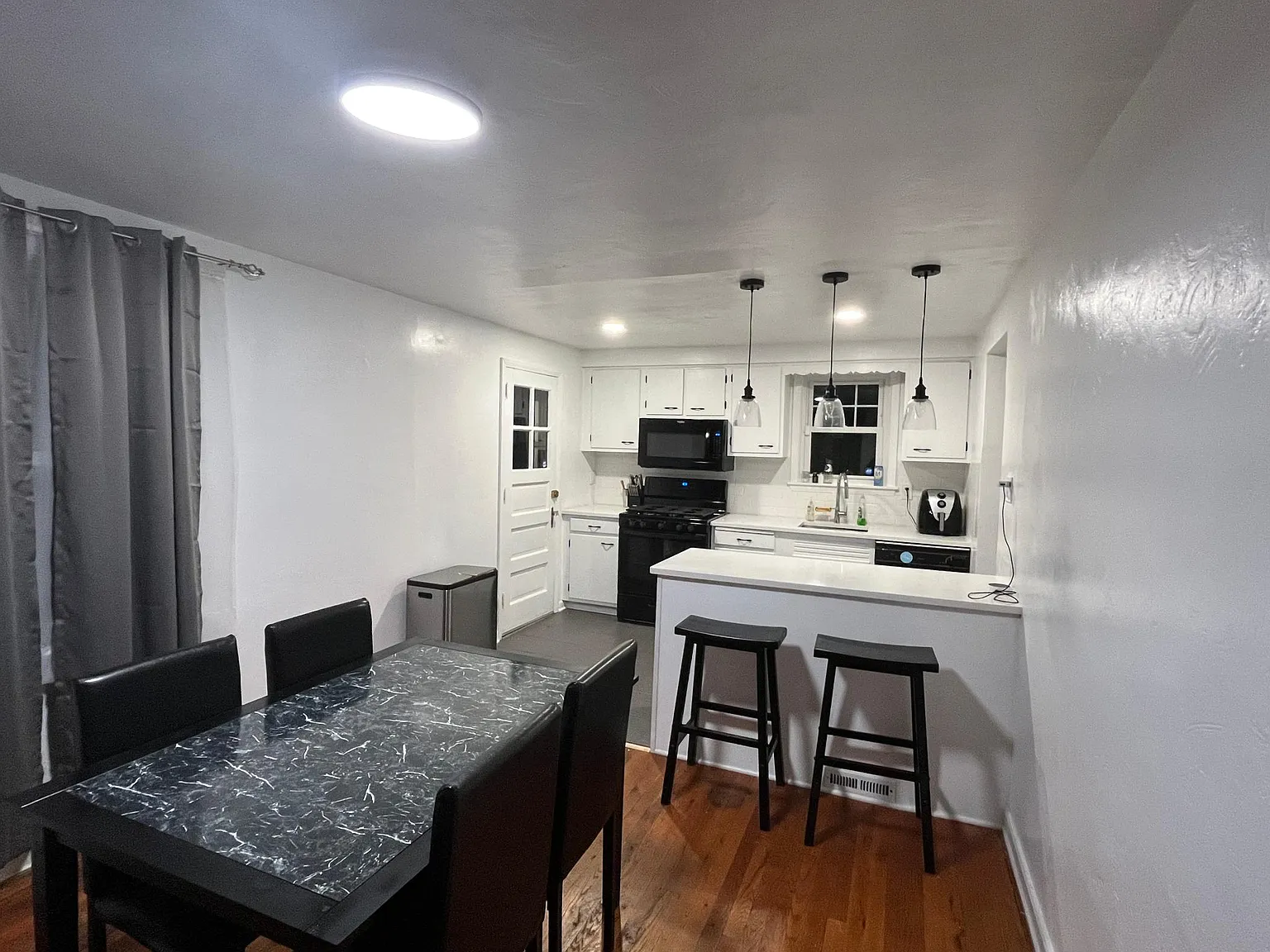 3 bed, $1,900 — Photo 4