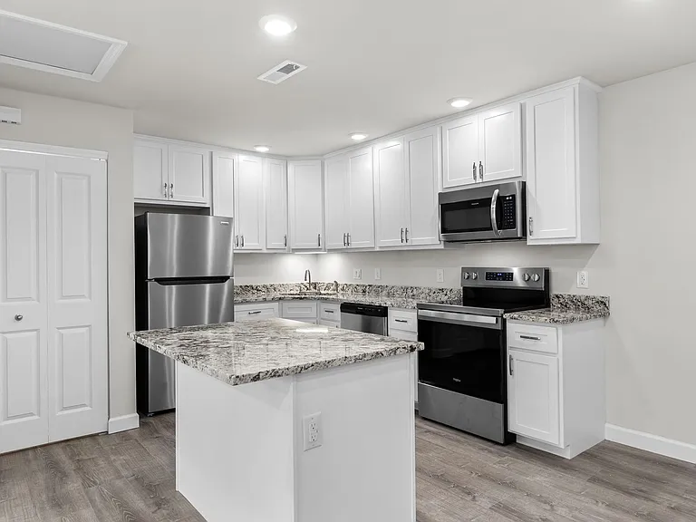 Sherman Square Apartments — Photo 13