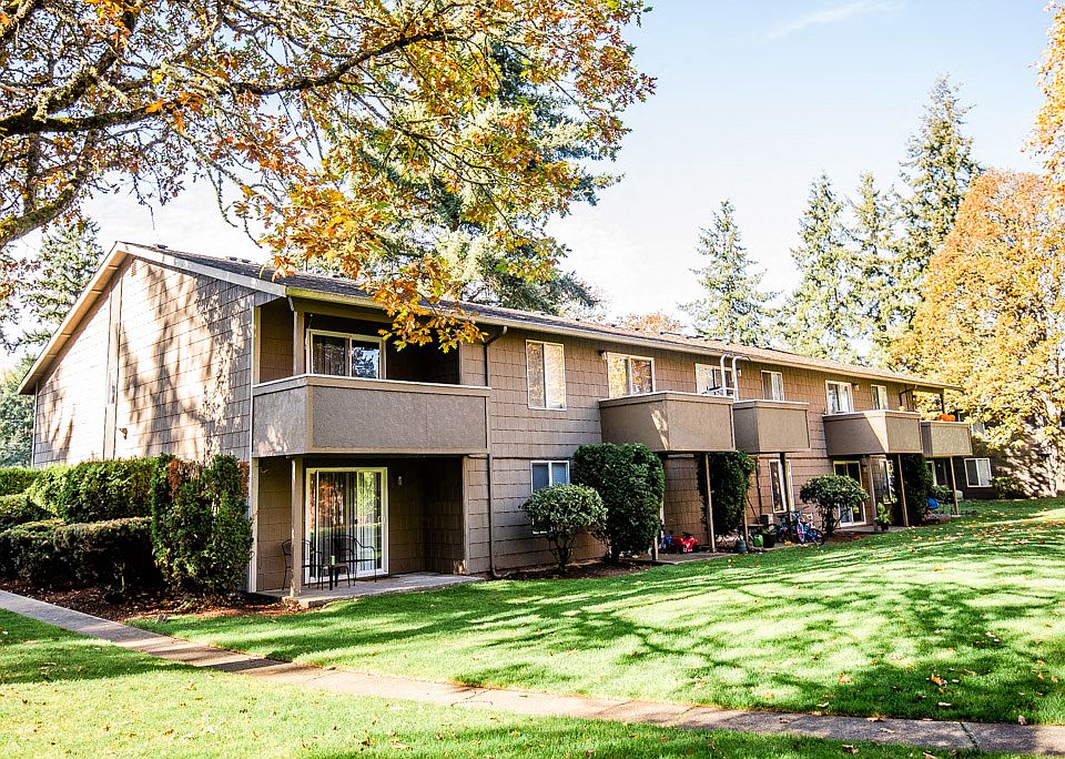 Lakewood Apartments - Bellmary Park Apartments - Rear Exterior