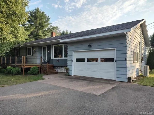 127 Carriage Ln, Marquette, MI 49855