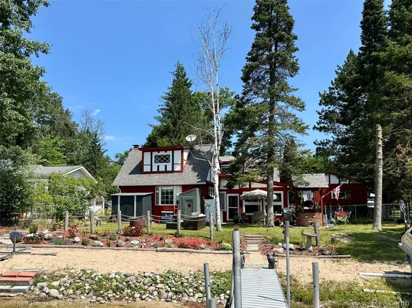 7351 Chain Lake Dr, South Branch, MI 48761